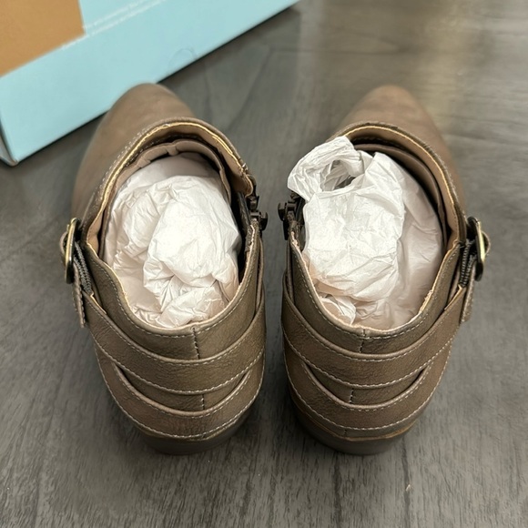 LifeStride Women's Adley Ankle Bootie (WIDE) - Picture 7 of 7